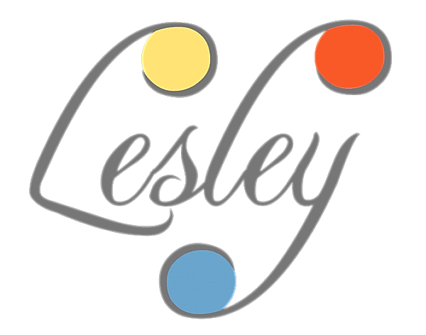 Lesley Smitheringale, engaged in art, online classes for kids, online art school for kids